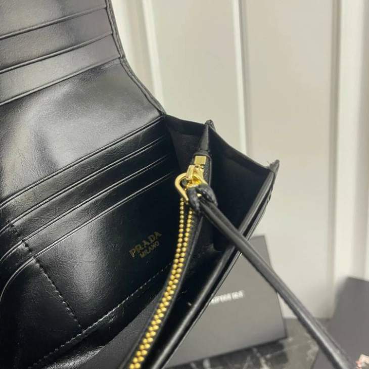 Picture of Prada Wallets _SKUfw207314630fw